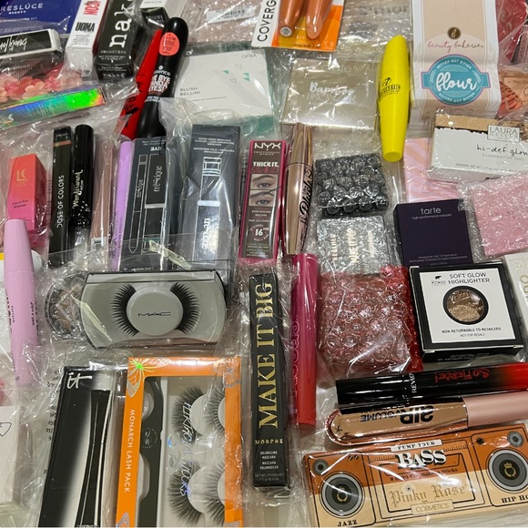 Beauty Mystery Box - Picture 3 of 10